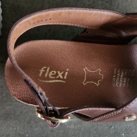 FLEXI WOMEN'S SIZE 8 BROWN PLATAFORM SANDALS. - Picture 4 of 11